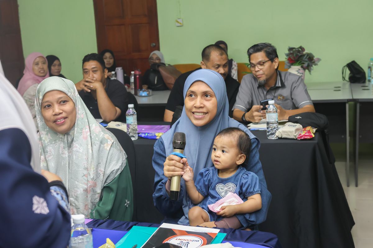 Peserta berbincang sambil mengikut latihan Bizcount