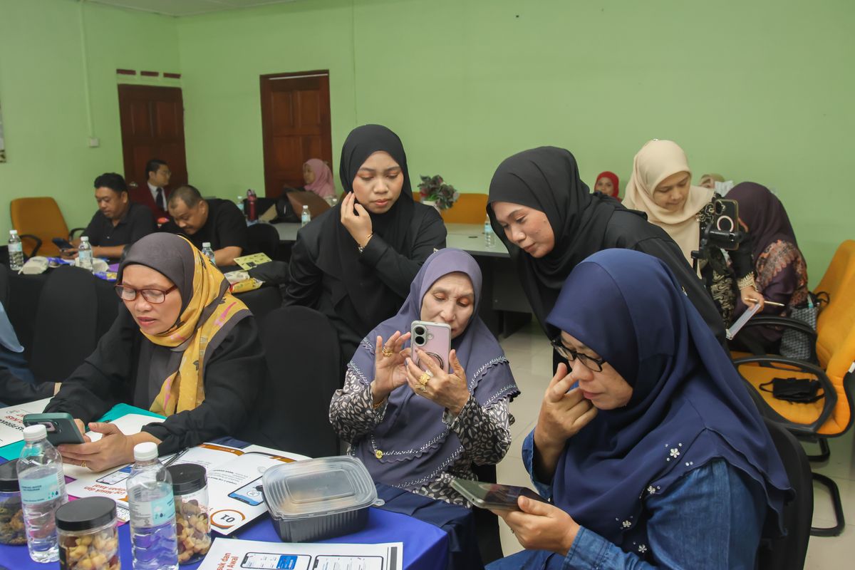 Peserta menggunakan telefon untuk latihan praktikal Bizcount